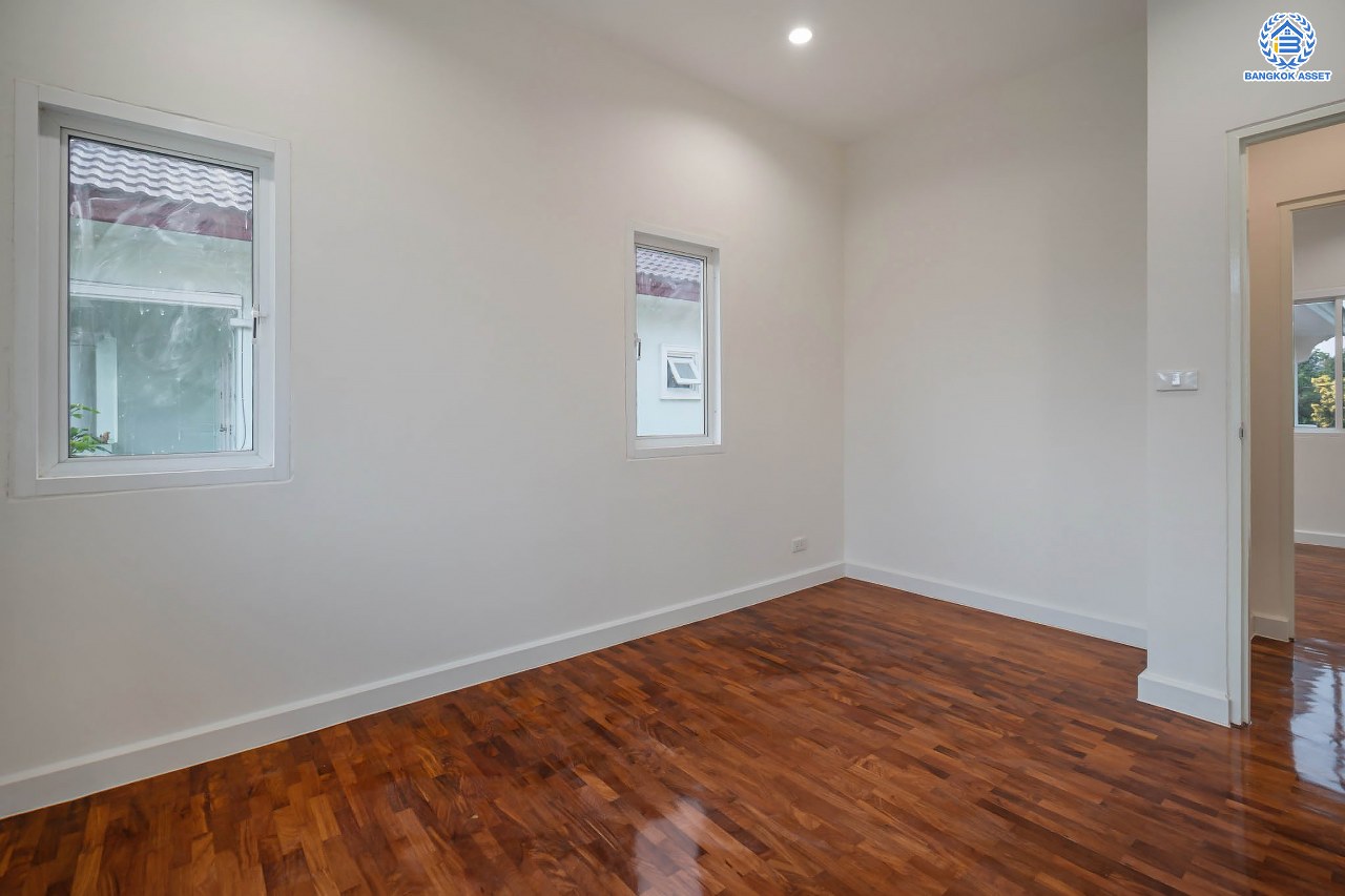 บ้านมือสองตกแต่งใหม่ โครงการ ภัสสร8 กาญจนาภิเษก (ซ.กันตนา) หลังมุม มีพื้นที่ขนาดใหญ่ เนื้อที่ 88.20 ตร.ว. ฟังก์ชั่น 3 ห้องนอน 3 ห้องน้ำ 1 ที่จอดรถ บนทำเลศักยภาพ โครงการติดถนนใหญ่ เข้า-ออกสะดวก ใกล้เซ็นทรัลเวสต์เกต รถไฟฟ้าสายสีม่วง "สถานีตลาดบางใหญ่" และจุดขึ้นทางด่วน "ศรีรัช"